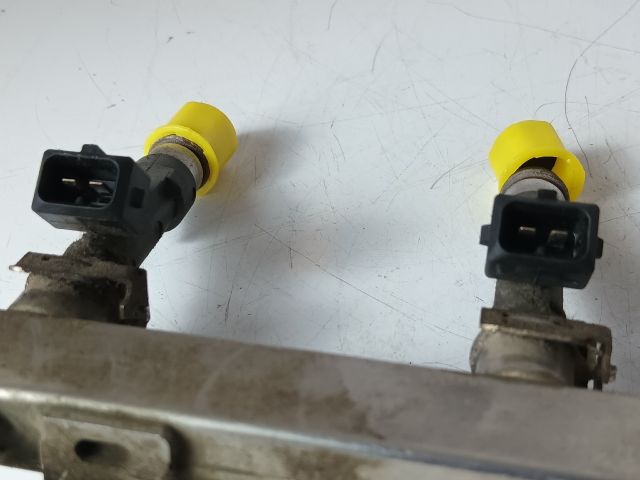 bontott OPEL CORSA E Porlasztó Sor / Híd