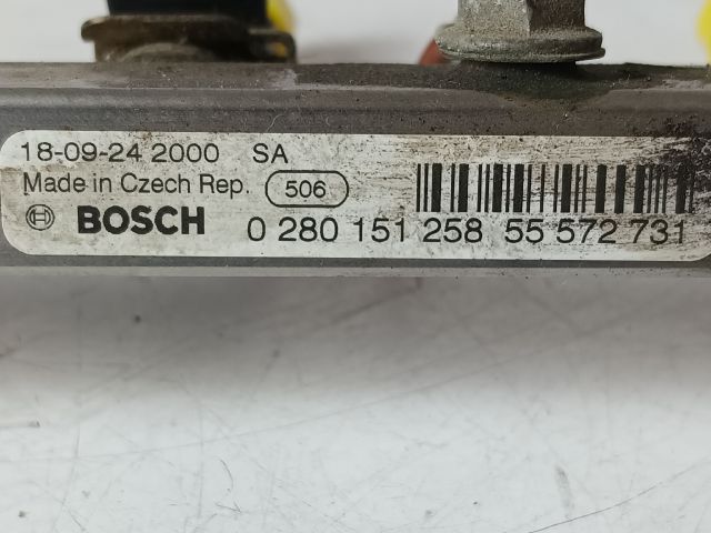 bontott OPEL CORSA E Porlasztó Sor / Híd