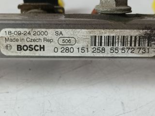 bontott OPEL CORSA E Porlasztó Sor / Híd