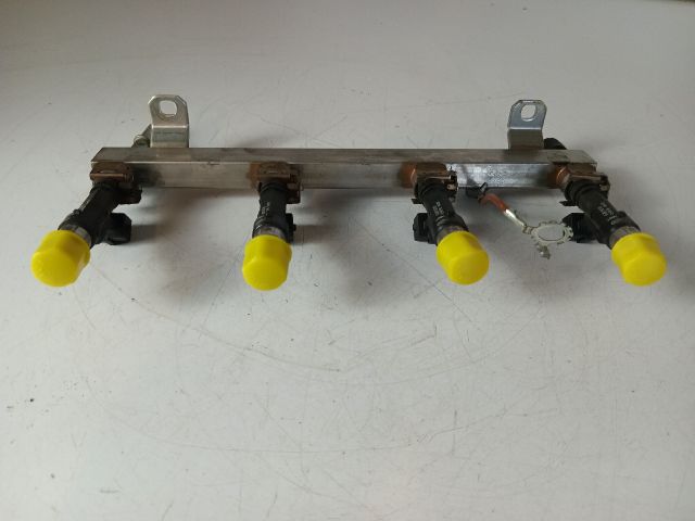 bontott OPEL CORSA E Porlasztó Sor / Híd