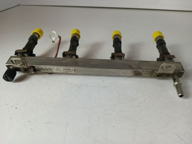 bontott OPEL CORSA E Porlasztó Sor / Híd