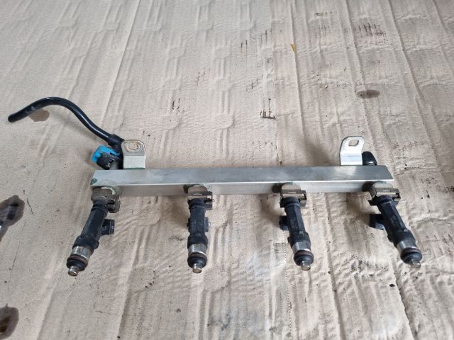 bontott OPEL CORSA E Porlasztó Sor / Híd