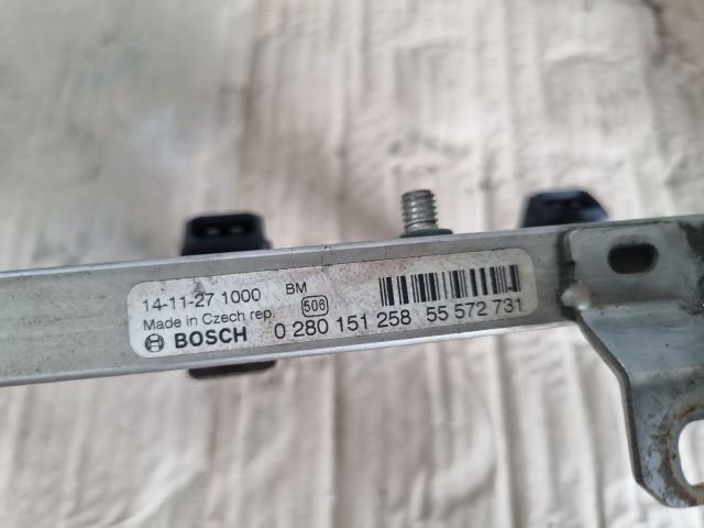 bontott OPEL CORSA E Porlasztó Sor / Híd