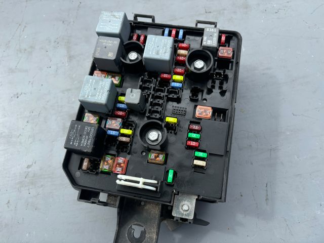 bontott OPEL CORSA E Biztosítéktábla Doboz