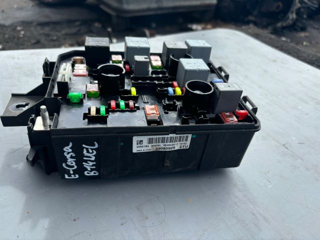 bontott OPEL CORSA E Biztosítéktábla Doboz