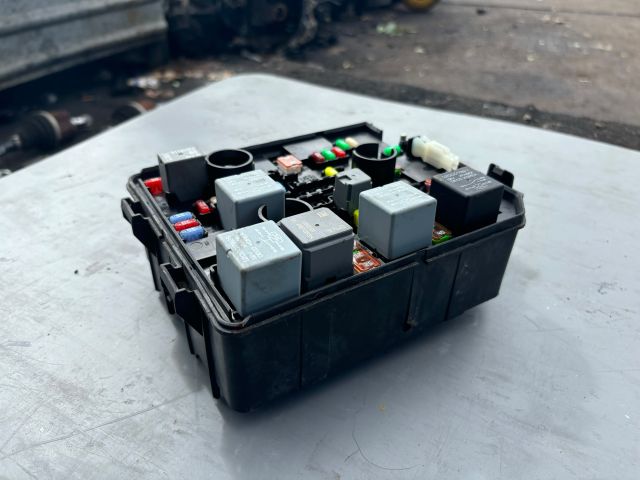 bontott OPEL CORSA E Biztosítéktábla Doboz