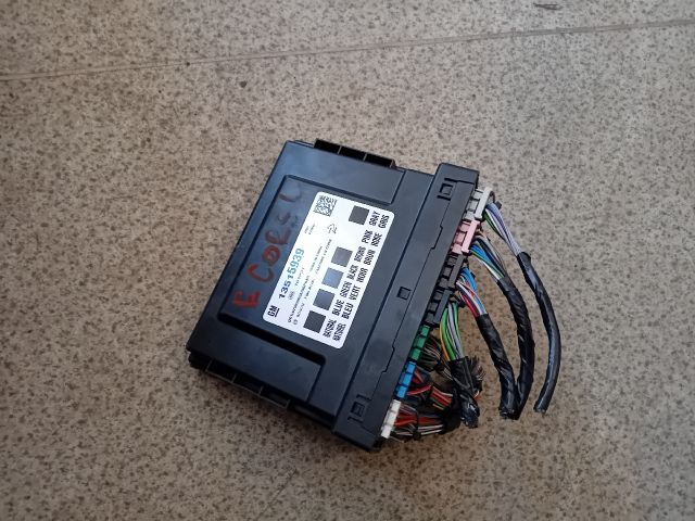 bontott OPEL CORSA E Biztosítéktábla Utastér