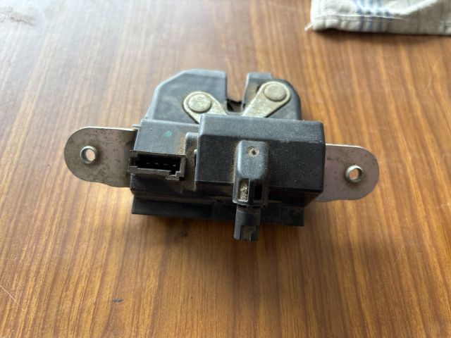 bontott OPEL CORSA E Csomagtérajtó Zárszerkezet