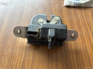 bontott OPEL CORSA E Csomagtérajtó Zárszerkezet