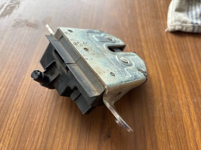 bontott OPEL CORSA E Csomagtérajtó Zárszerkezet