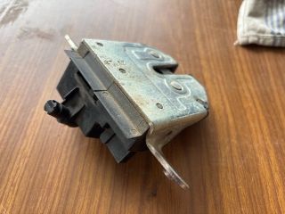 bontott OPEL CORSA E Csomagtérajtó Zárszerkezet