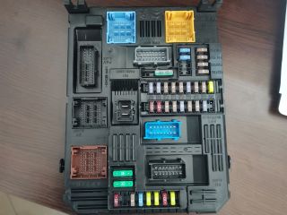 bontott OPEL CORSA F Biztosítéktábla Motortér