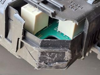 bontott OPEL CORSA F Biztosítéktábla Motortér