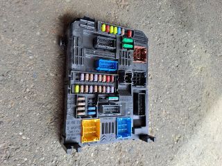 bontott OPEL CORSA F Biztosítéktábla Motortér