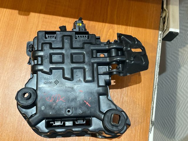 bontott OPEL CORSA F Biztosítéktábla Utastér