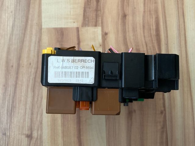 bontott OPEL CORSA F Biztosítéktábla Utastér