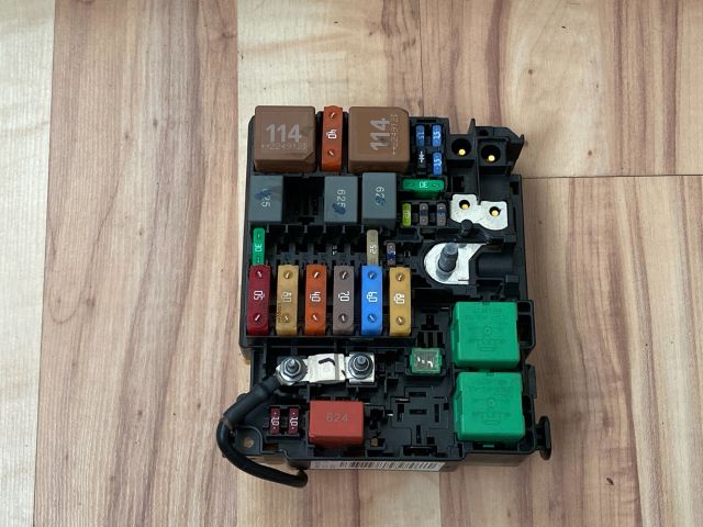 bontott OPEL CORSA F Biztosítéktábla Utastér