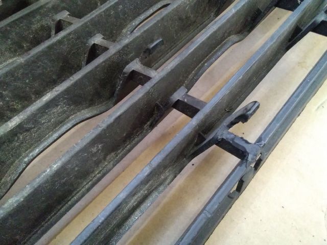 bontott OPEL CORSA F Első Lökhárító Alsó Középső Díszrács