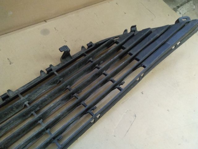 bontott OPEL CORSA F Első Lökhárító Alsó Középső Díszrács