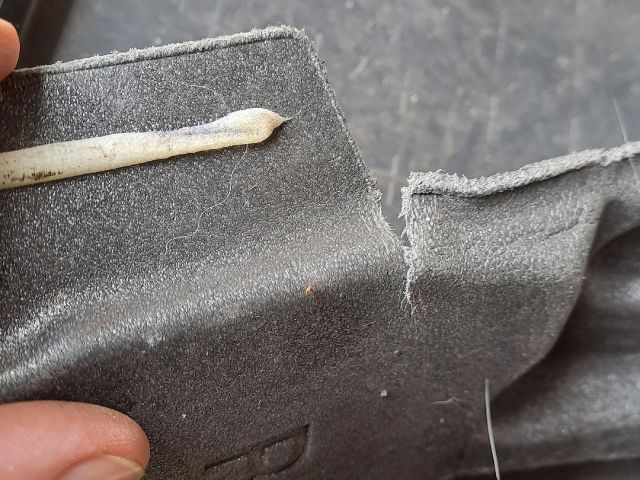 bontott OPEL CORSA F Jobb első Sárvédő Zajszigetelés