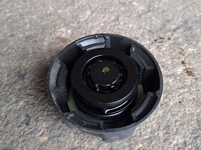 bontott OPEL CORSA F Kiegyenlítőtartály Sapka