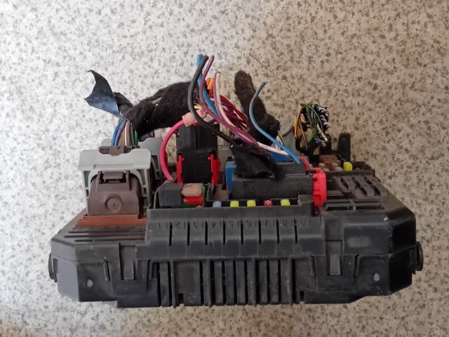 bontott OPEL CROSSLAND X Biztosítéktábla Csomagtér