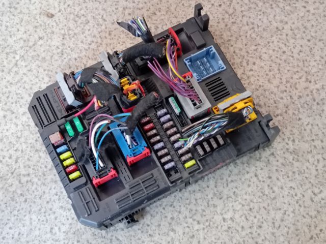 bontott OPEL CROSSLAND X Biztosítéktábla Csomagtér