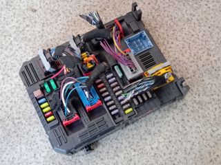 bontott OPEL CROSSLAND X Biztosítéktábla Csomagtér