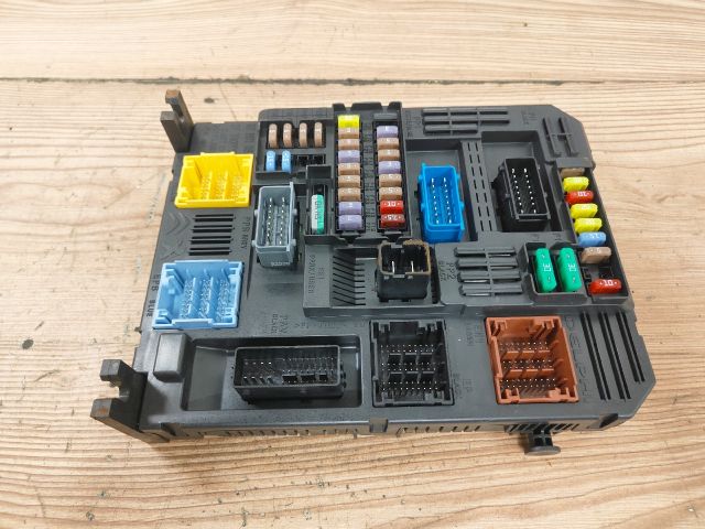 bontott OPEL CROSSLAND X Biztosítéktábla Utastér