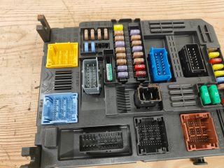 bontott OPEL CROSSLAND X Biztosítéktábla Utastér