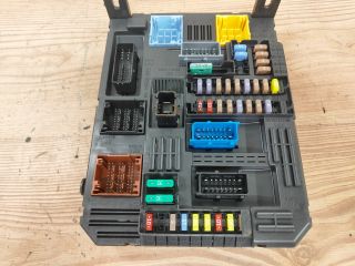 bontott OPEL CROSSLAND X Biztosítéktábla Utastér