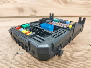 bontott OPEL CROSSLAND X Biztosítéktábla Utastér