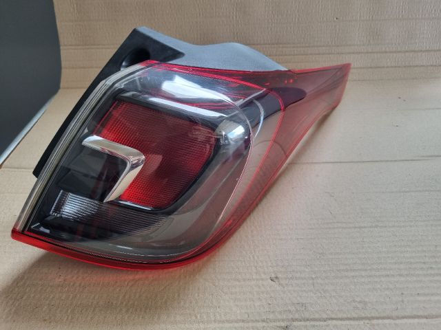 bontott OPEL CROSSLAND X Jobb Külső Hátsó Lámpa