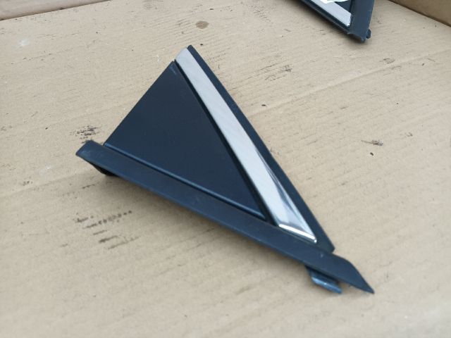 bontott OPEL CROSSLAND X Jobb Sárvédő Csavar Burkolat