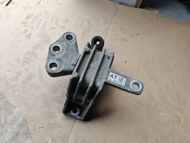 bontott OPEL INSIGNIA Motor Tartó Bak Jobb