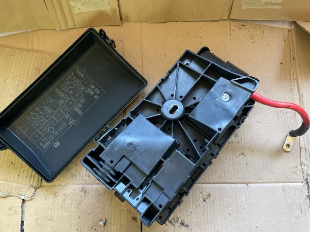 bontott OPEL INSIGNIA Biztosítéktábla Motortér