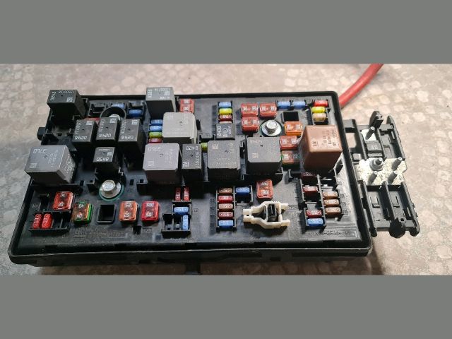 bontott OPEL INSIGNIA Biztosítéktábla Motortér