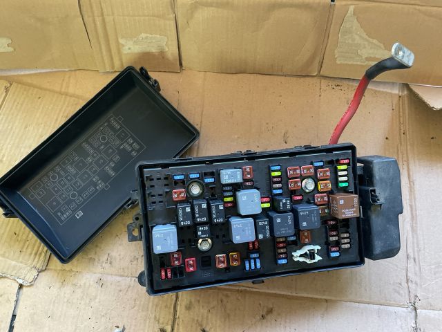 bontott OPEL INSIGNIA Biztosítéktábla Motortér