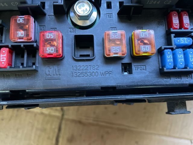 bontott OPEL INSIGNIA Biztosítéktábla Motortér