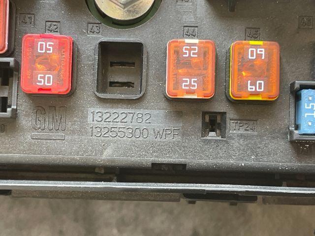 bontott OPEL INSIGNIA Biztosítéktábla Motortér