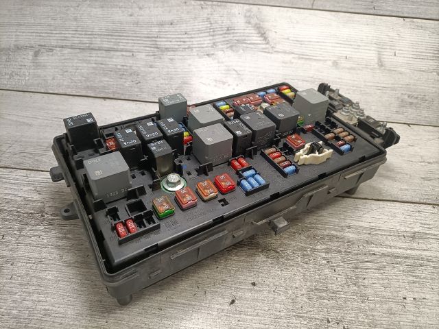 bontott OPEL INSIGNIA Biztosítéktábla Motortér