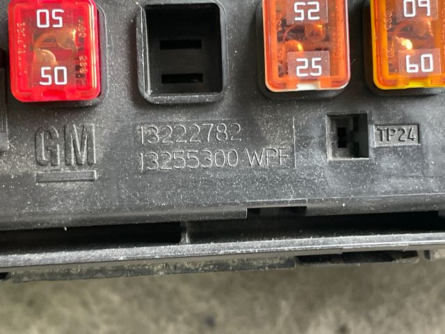 bontott OPEL INSIGNIA Biztosítéktábla Motortér