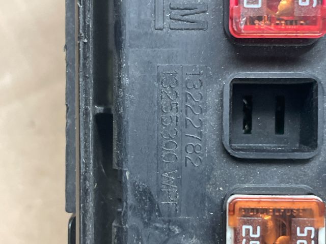 bontott OPEL INSIGNIA Biztosítéktábla Motortér