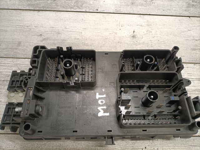 bontott OPEL INSIGNIA Biztosítéktábla Motortér