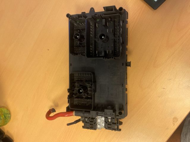 bontott OPEL INSIGNIA Biztosítéktábla Motortér