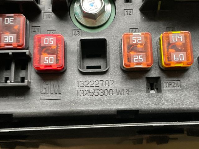 bontott OPEL INSIGNIA Biztosítéktábla Motortér