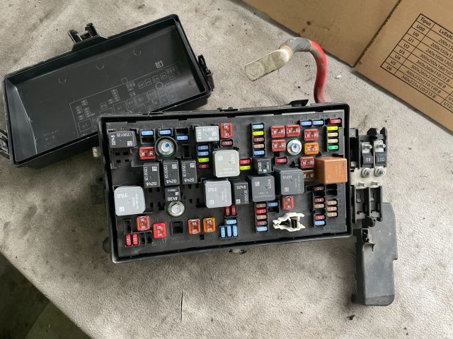 bontott OPEL INSIGNIA Biztosítéktábla Motortér