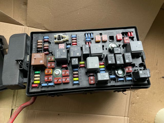 bontott OPEL INSIGNIA Biztosítéktábla Motortér