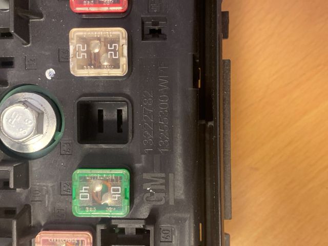 bontott OPEL INSIGNIA Biztosítéktábla Motortér