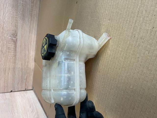 bontott OPEL INSIGNIA Kiegyenlítő Tartály